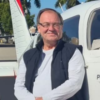 Dr. Ingolf Mertens an einer Piper auf dem Vorfeld