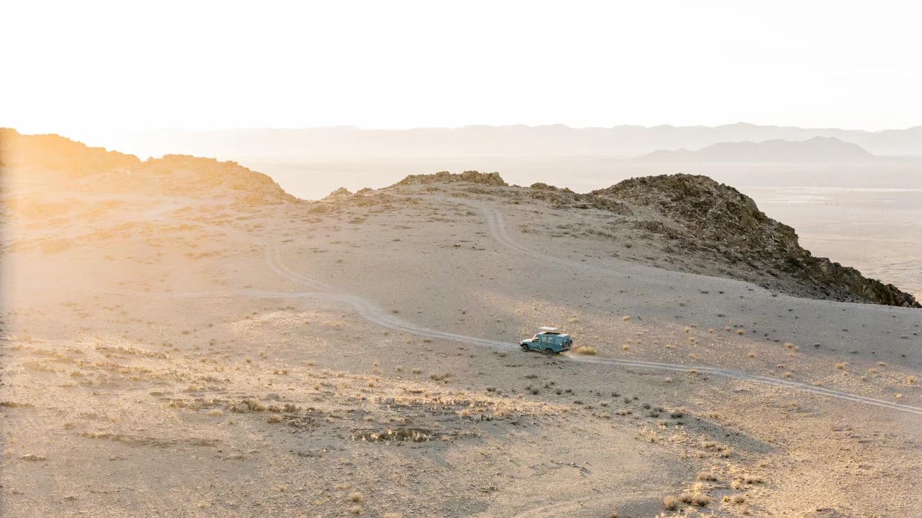 Little Kulala – safari vehicle on the open plain