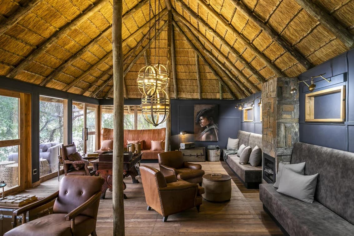 Serra Cafema – lounge under the thatched roof