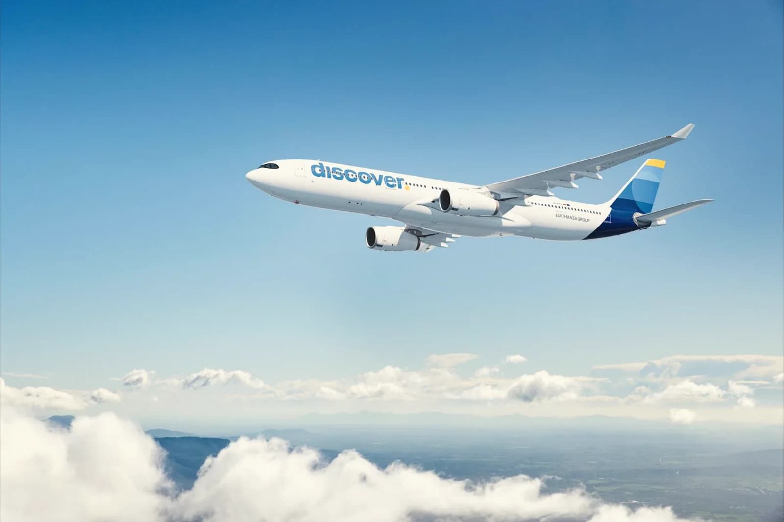 Airbus A330 von Discover Airlines über den Wolken