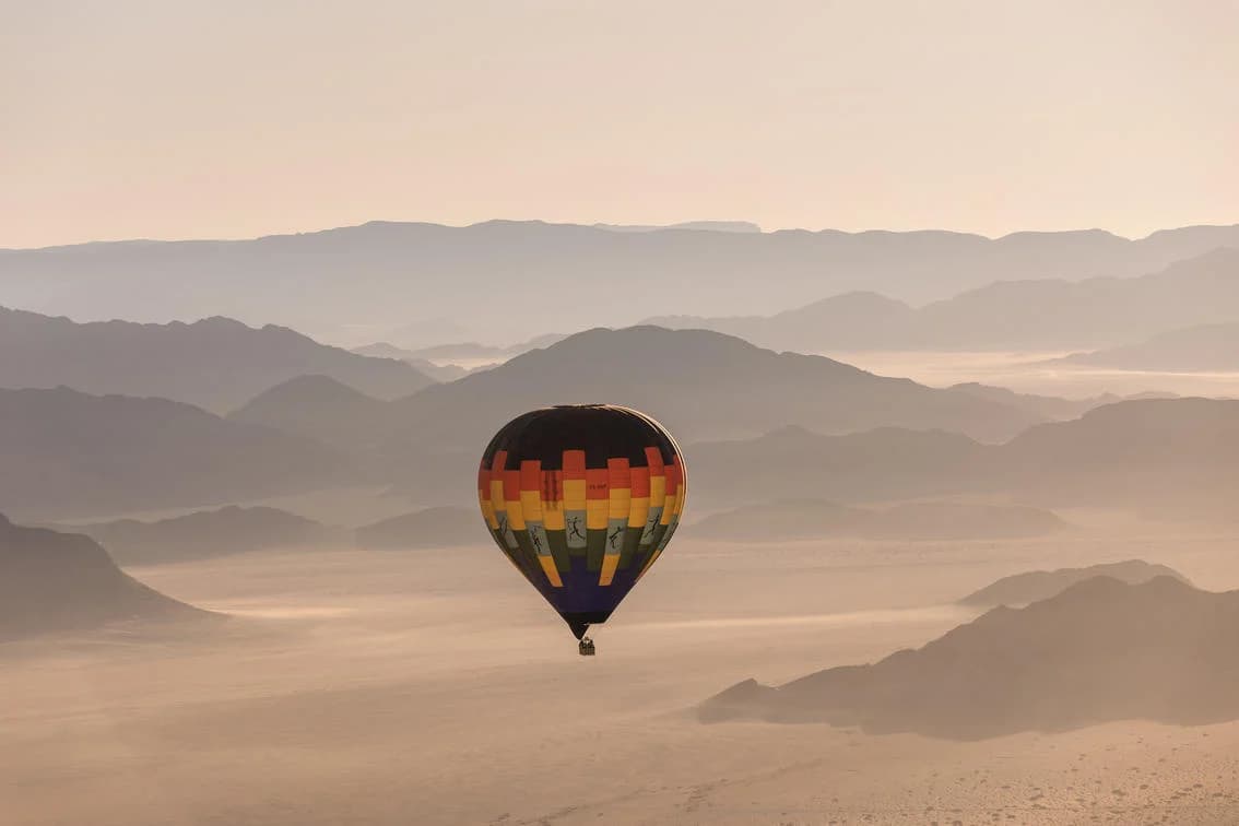 Heißluftballon über der Wüstenlandschaft bei Sossusvlei