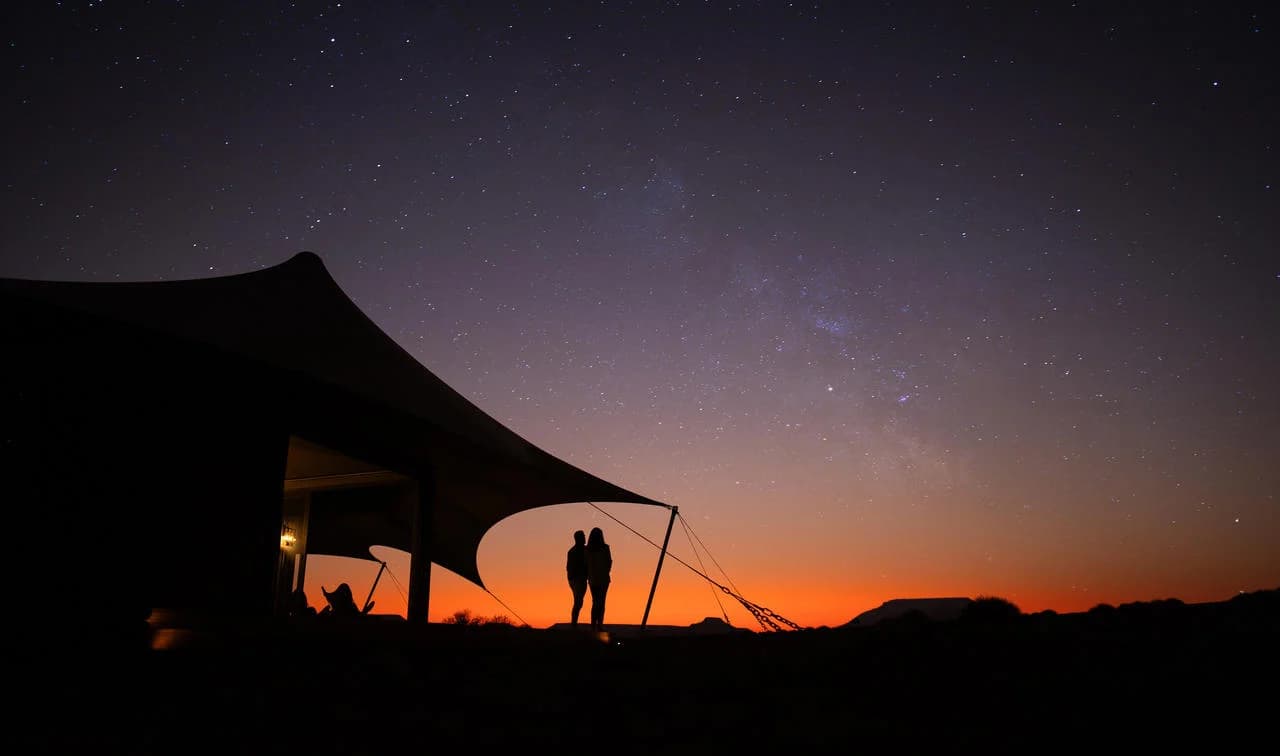 Zelt des Desert Rhino Camp unter dem Sternenhimmel
