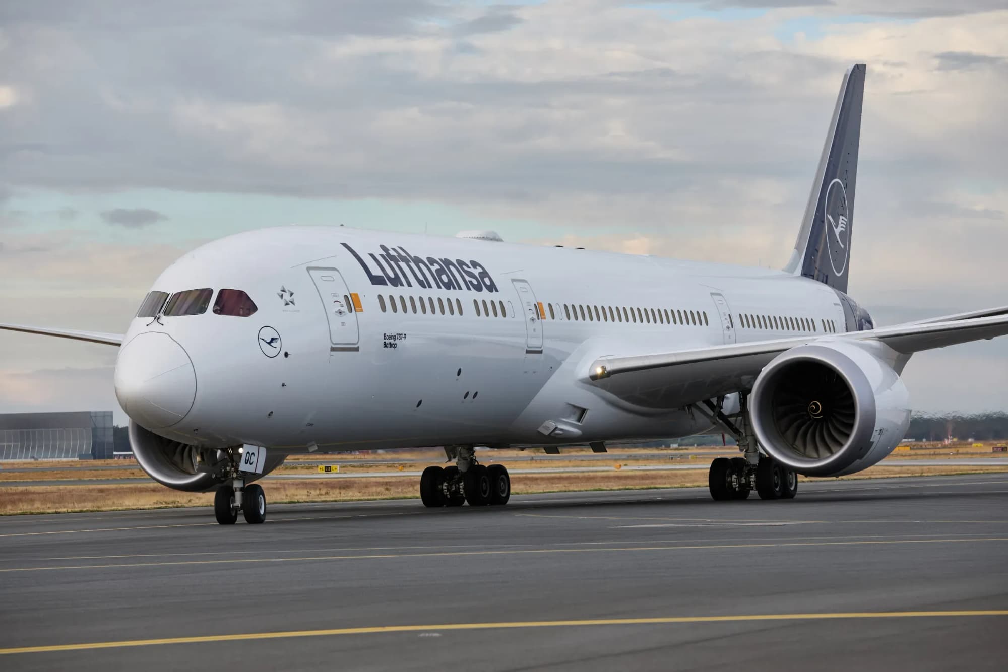 Lufthansa Boeing 787-9 taxiing at Frankfurt