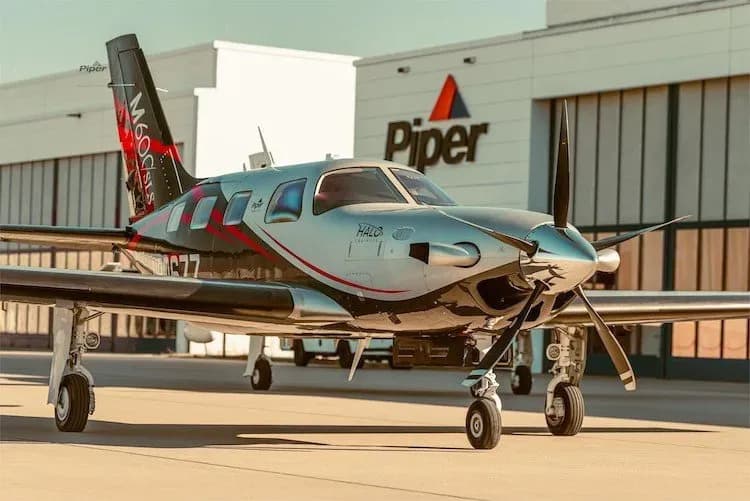 Einmotorige Turboprop Piper M600 vor einem Hangar