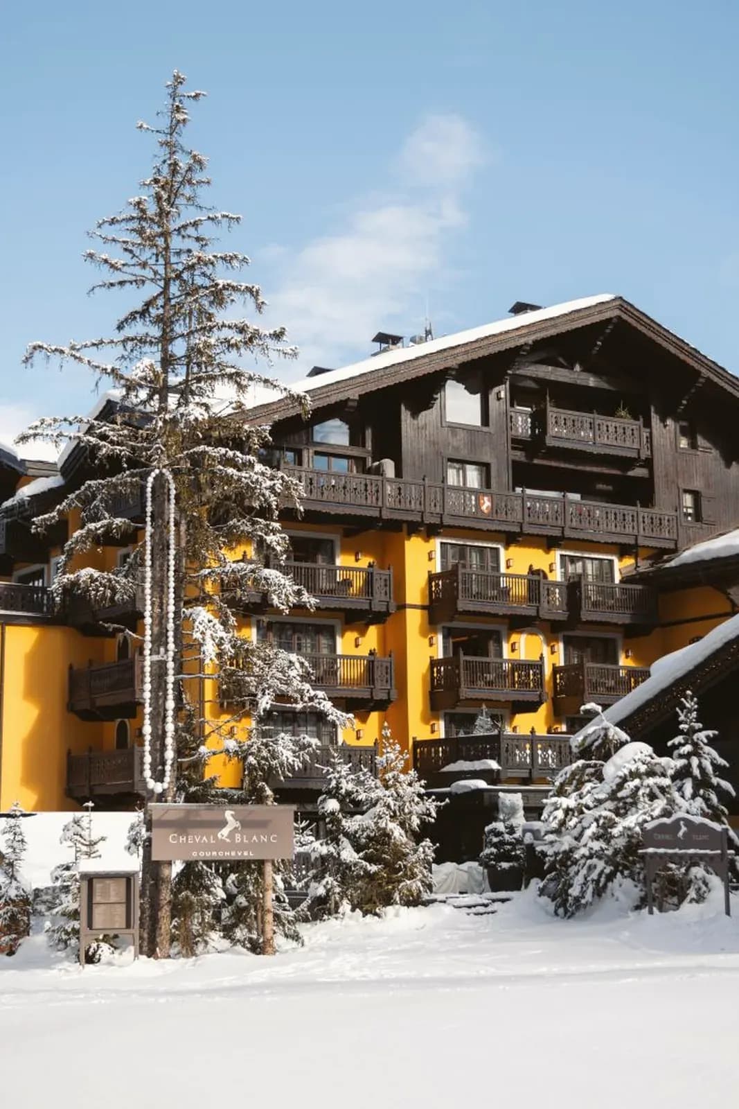 Cheval Blanc Courchevel – Hausansicht zwischen verschneiten Tannen