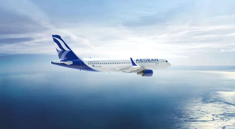 Airbus A320 von Aegean Airlines im Flug über der Ägäis