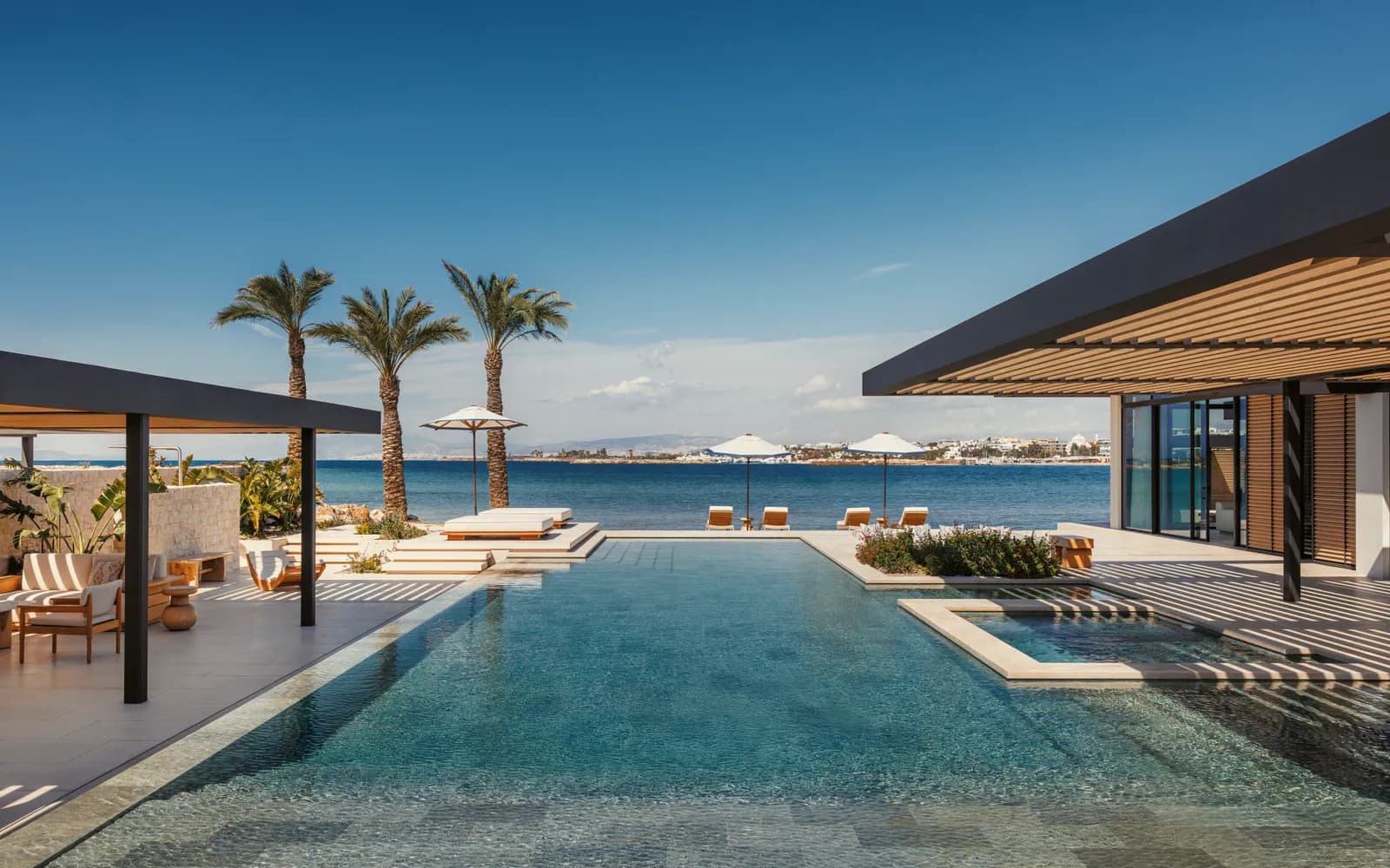 Pool des One&Only Aesthesis zwischen mediterraner Vegetation