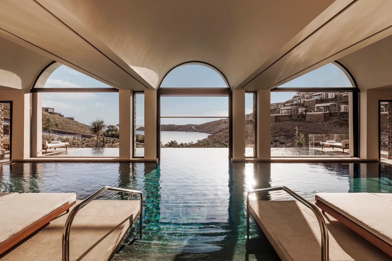 Pool des One&Only Spa an der Vroskopos-Bucht