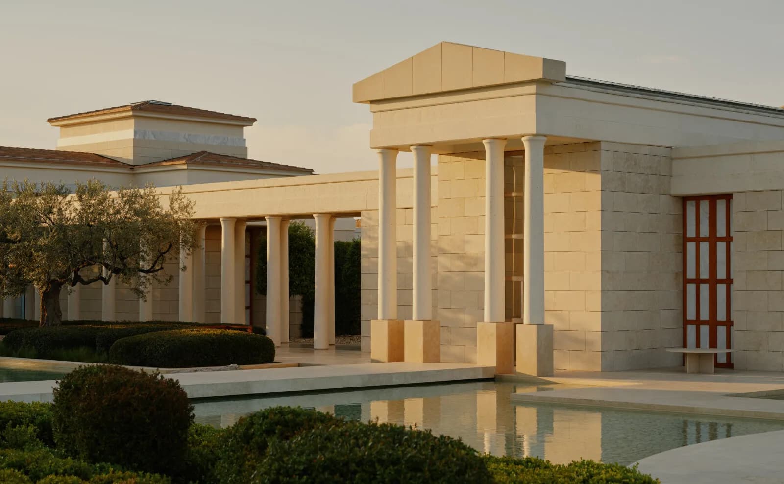 Säulenarchitektur am Eingang des Amanzoe Resorts