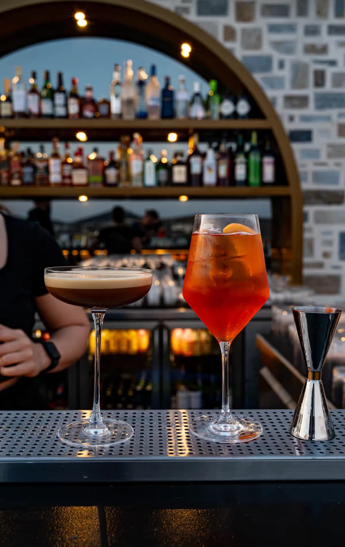 Argini Syros – cocktails at the bar