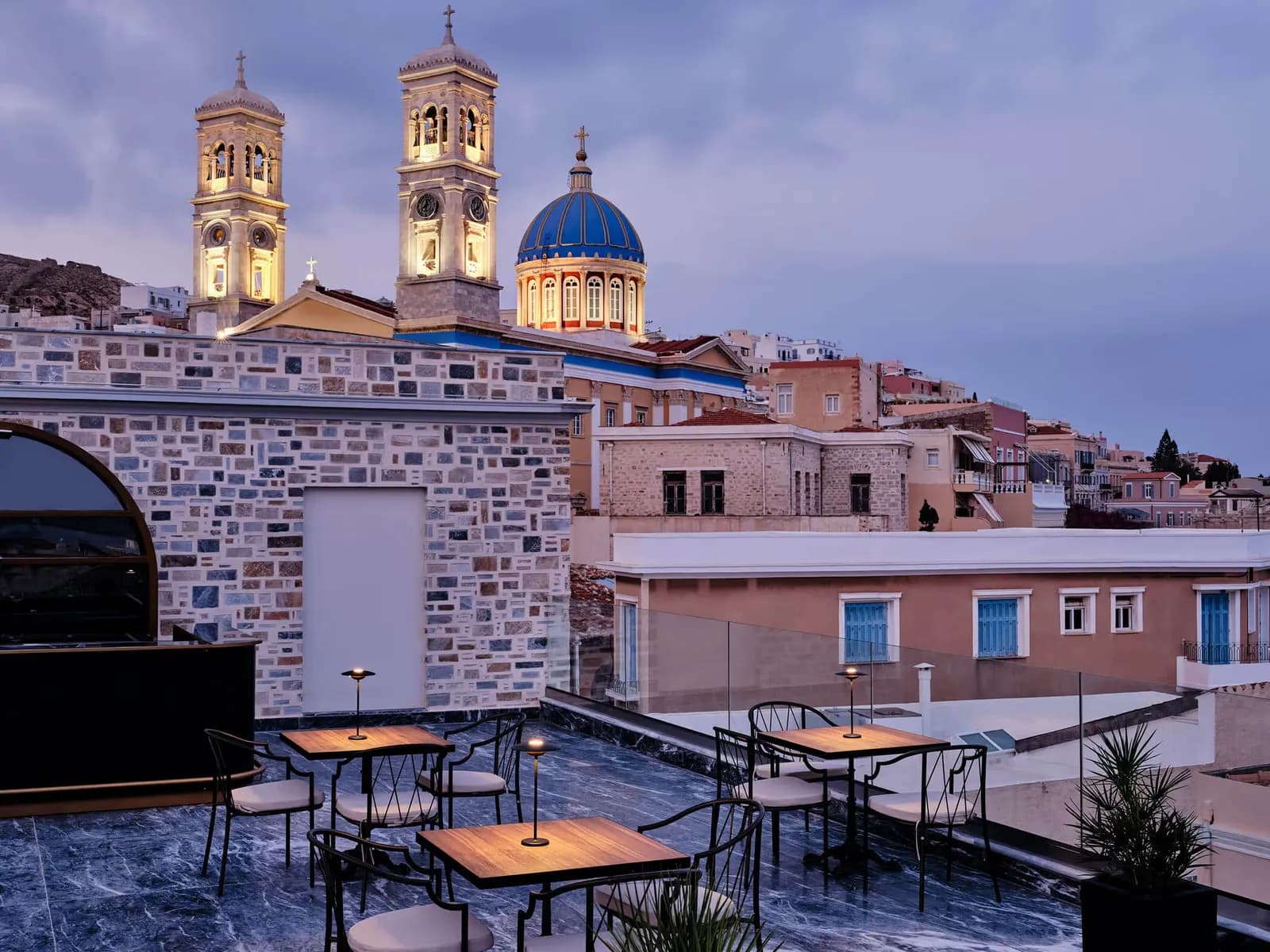 Dachterrasse des Argini mit Blick auf die Kirchtürme von Ermoupoli