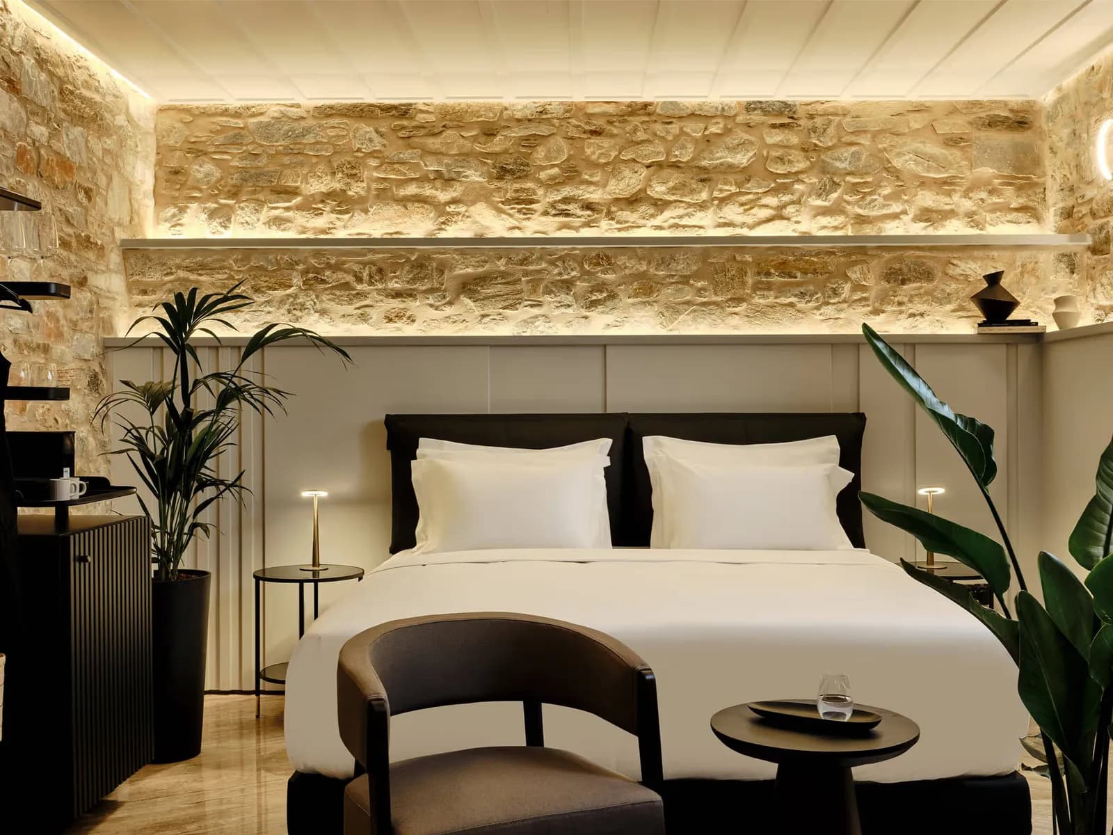 Argini Syros – room with a natural stone wall