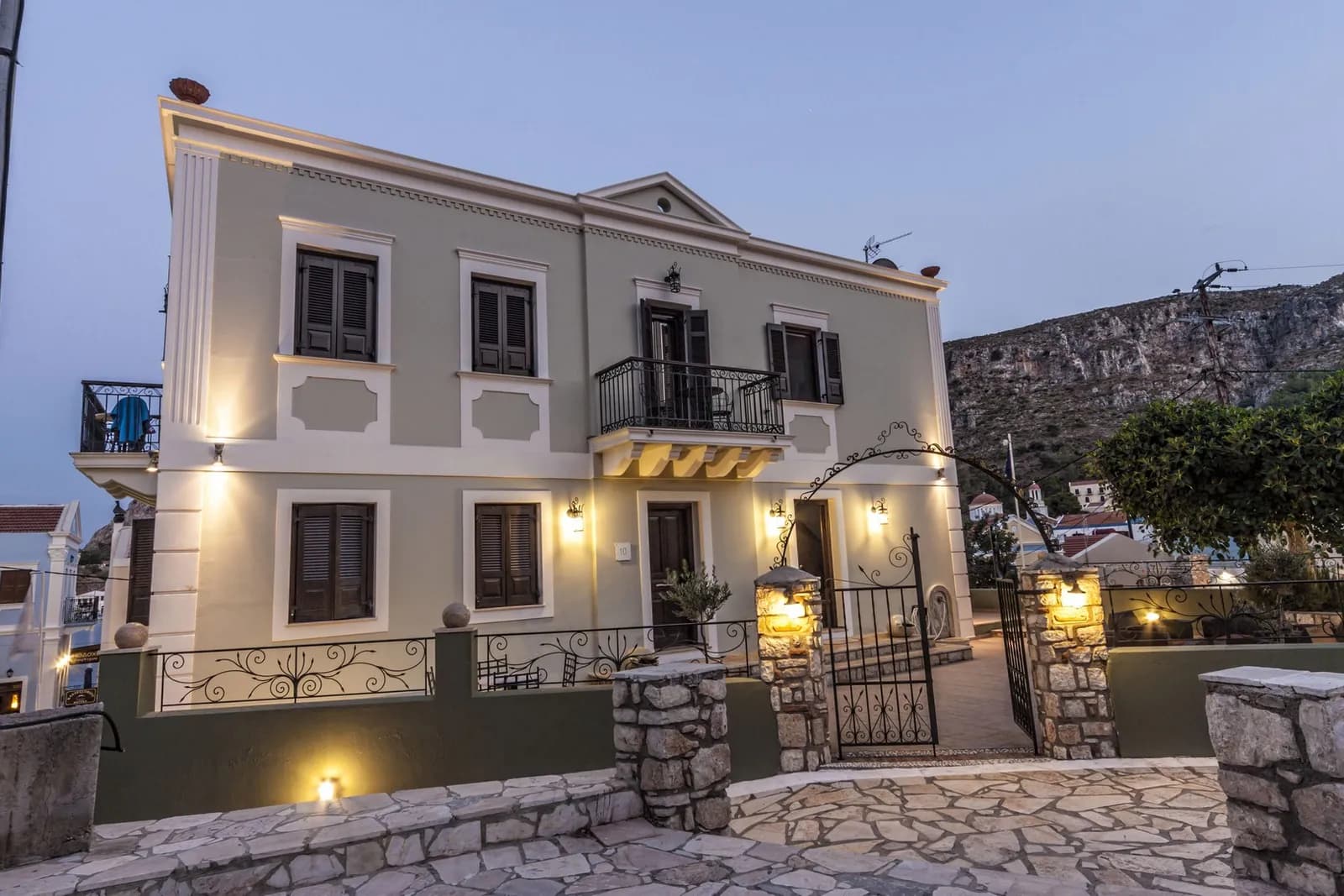 Poseidon Hotel Kastellorizo – the house in the evening