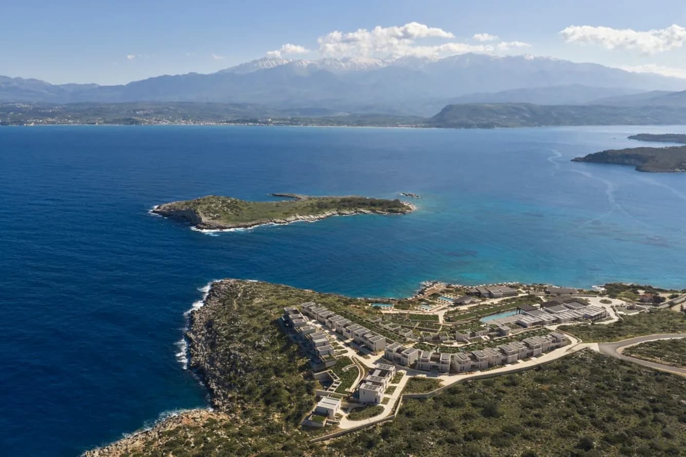 Die terrassierte Anlage des JW Marriott über der Küste von Marathi