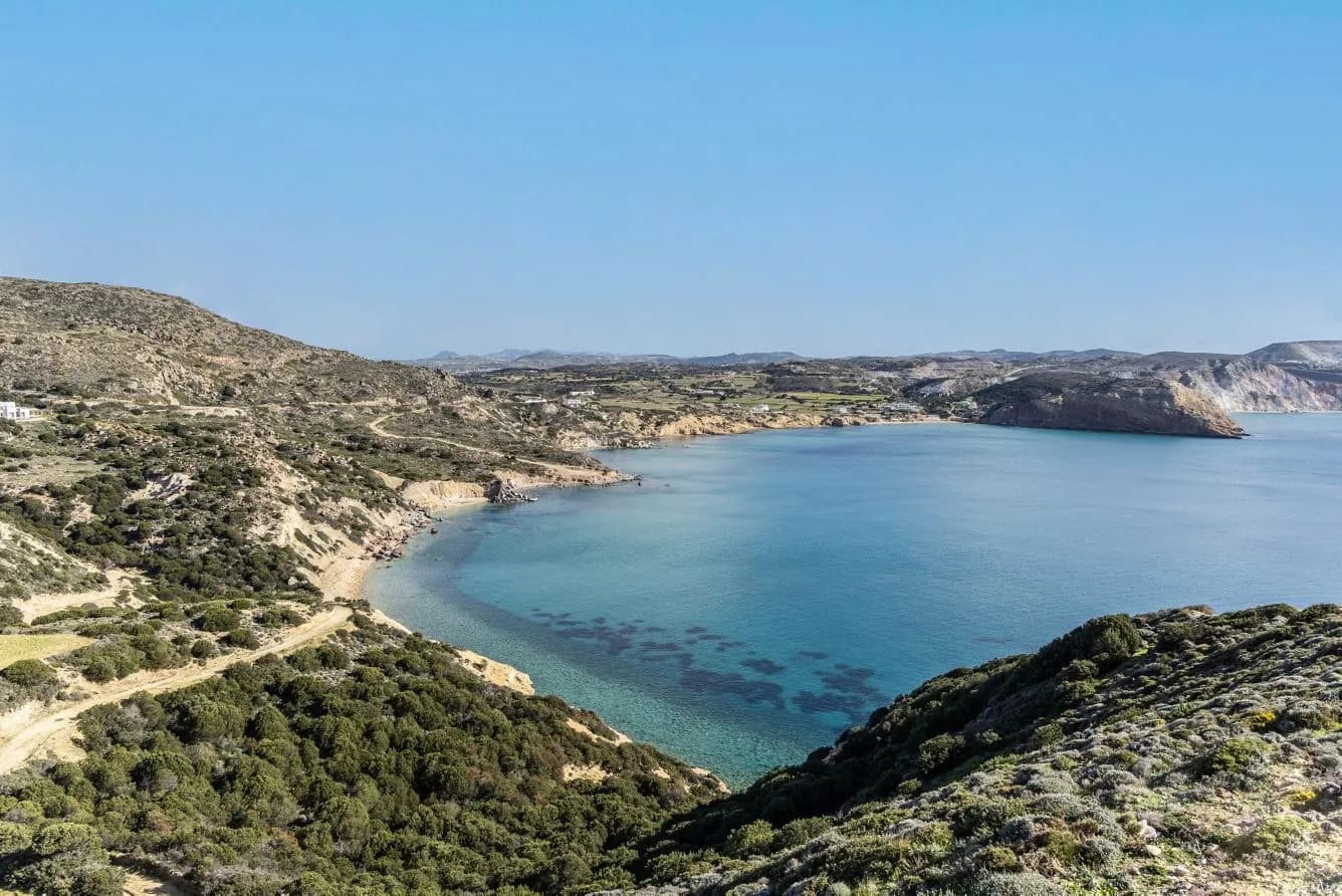 Bucht an der Küste von Milos