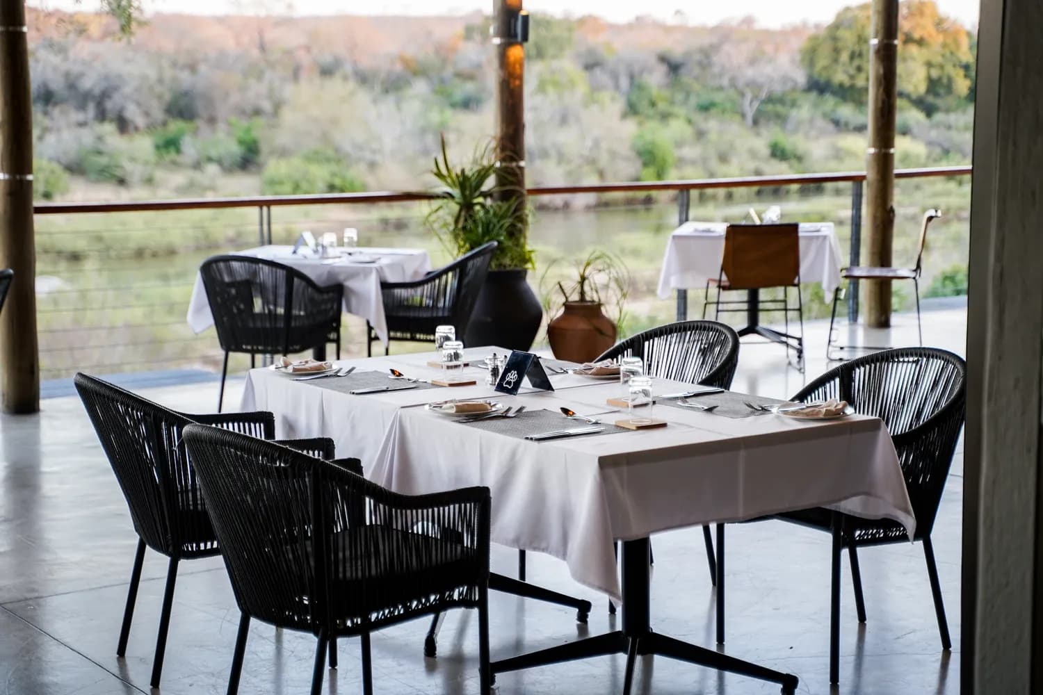 Leopard Sands Lodge – gedeckter Tisch auf der Terrasse über dem Sabie River