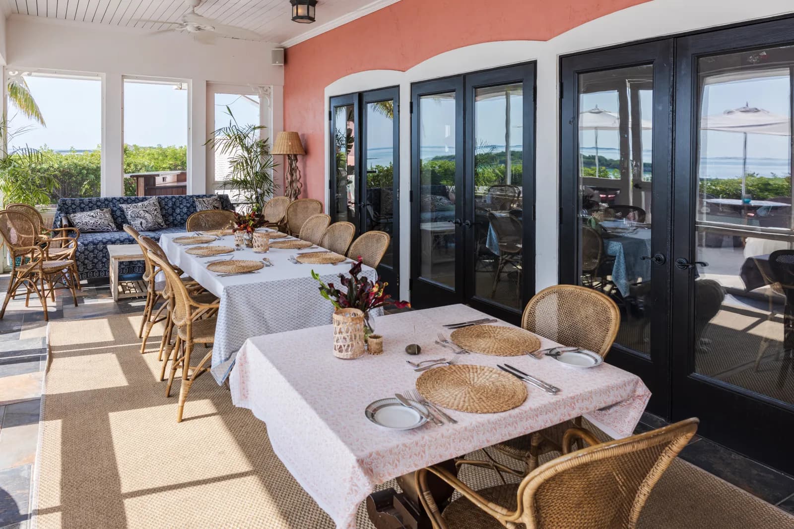 Hill House – gedeckte Tafel auf der überdachten Terrasse