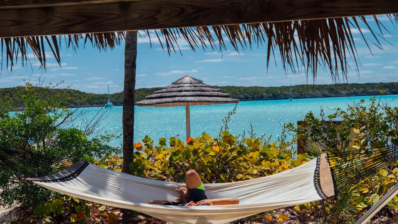 Hängematte im Schatten über der Bucht