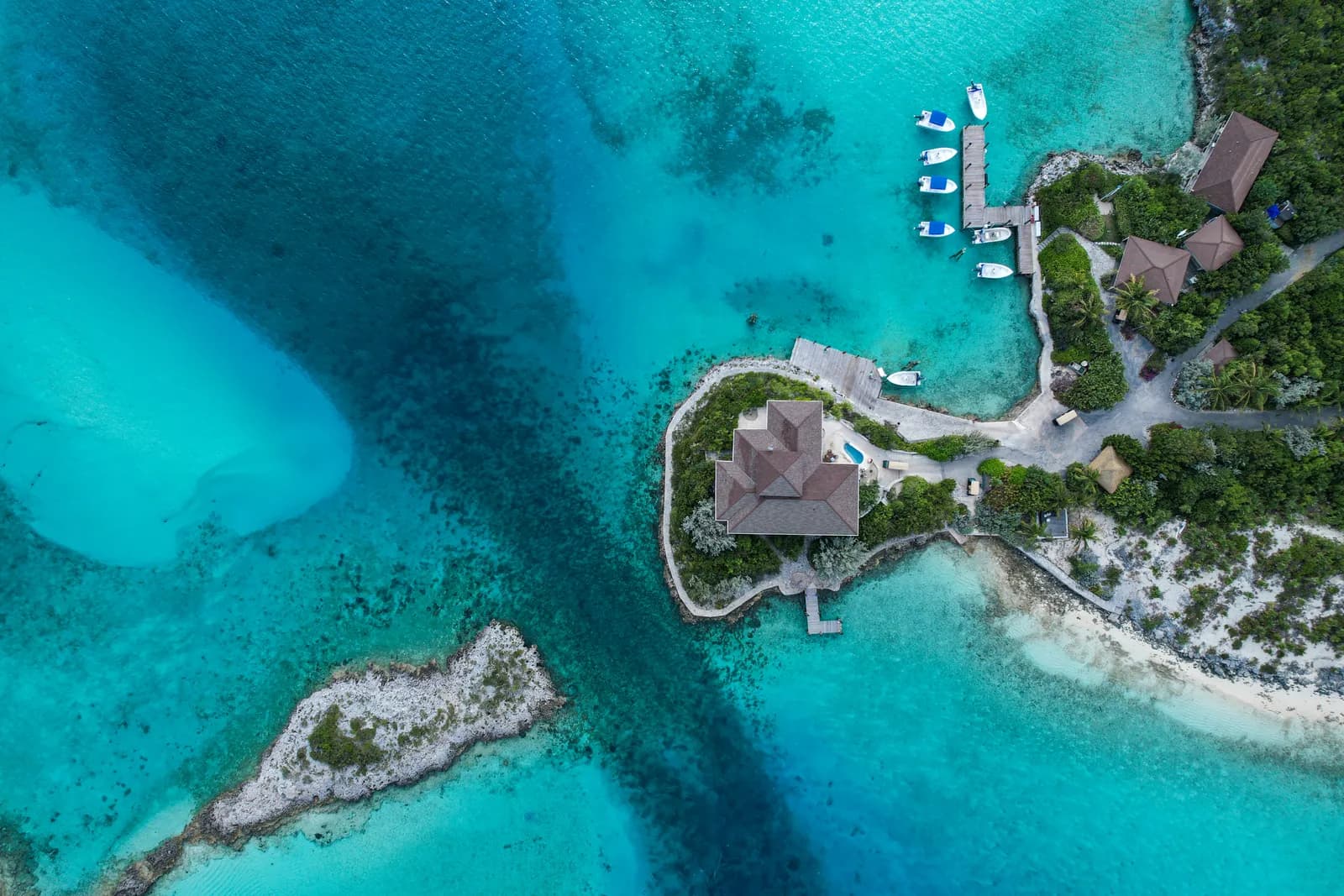 Fowl Cay von oben, mit Stegen, Booten und heller Sandbank