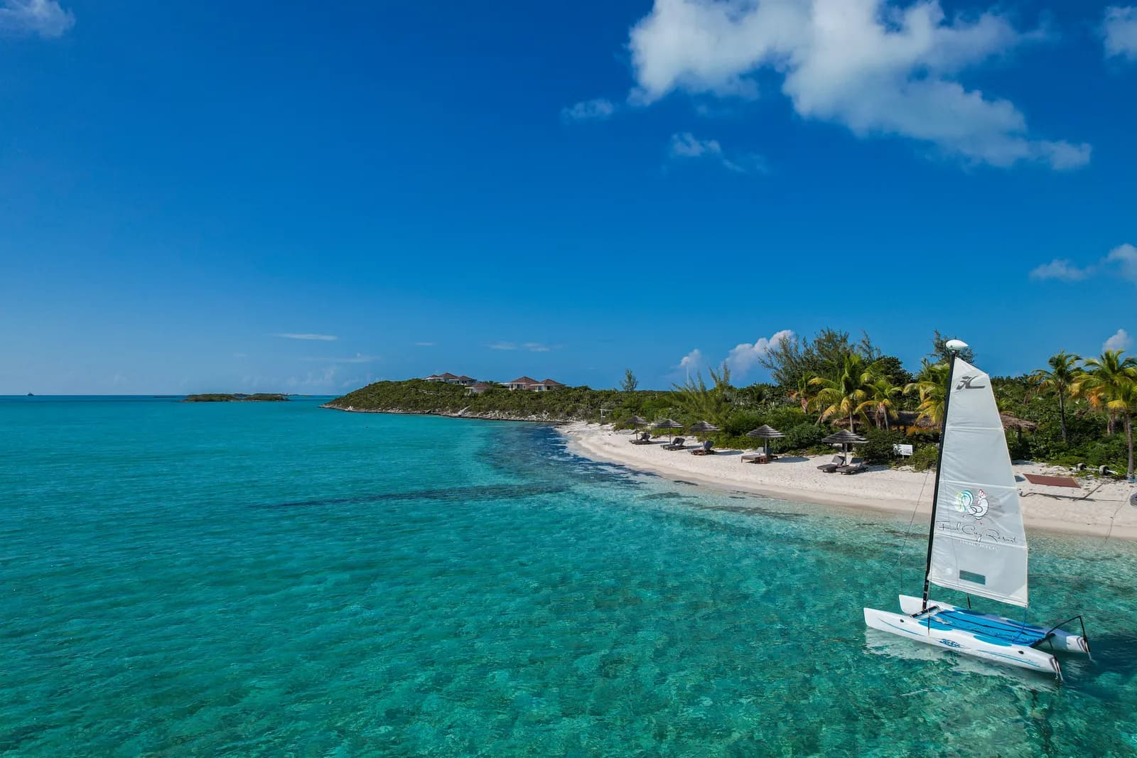 Katamaran vor dem Strand von Fowl Cay