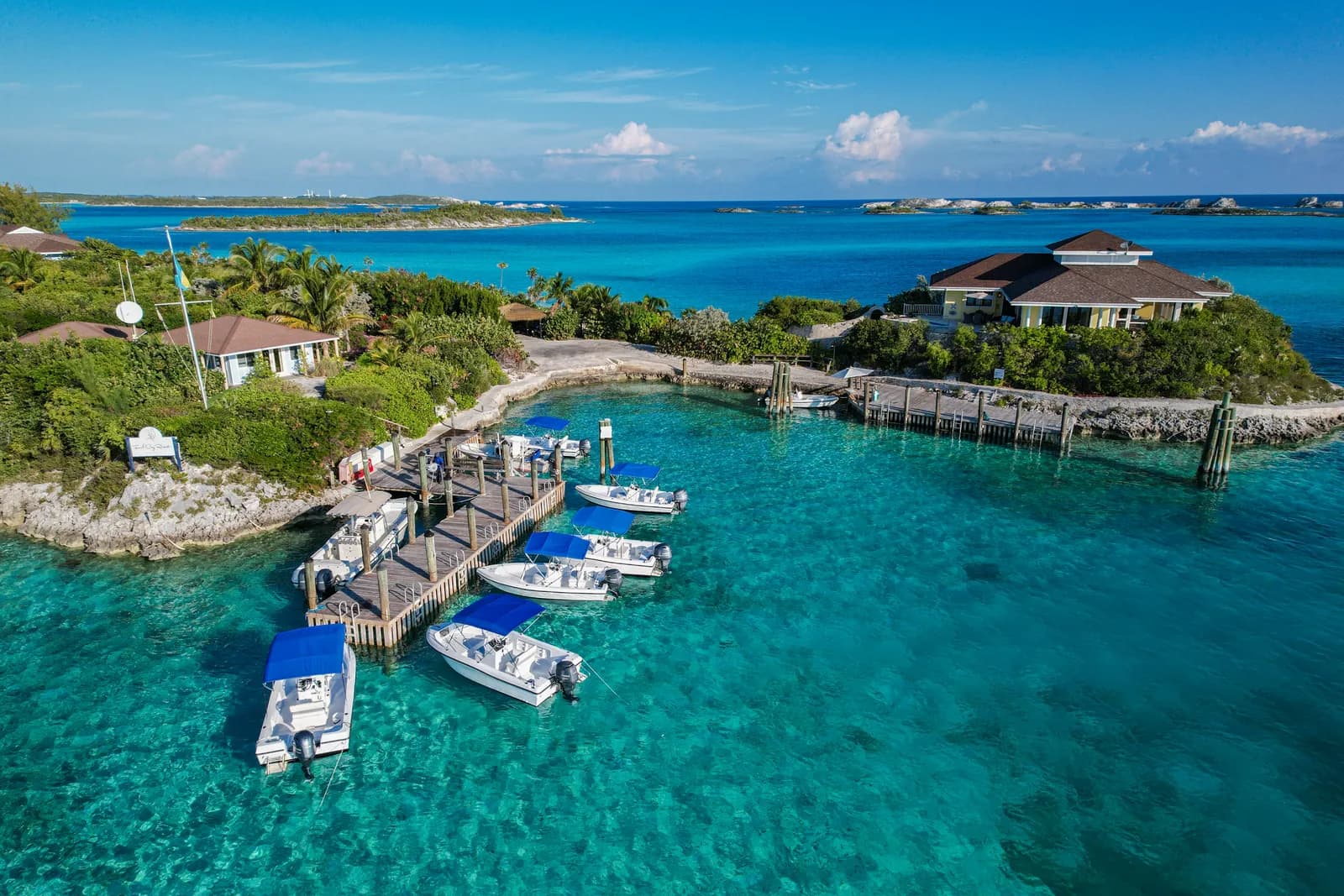 Die Marina der Insel mit den Motorbooten der Villen