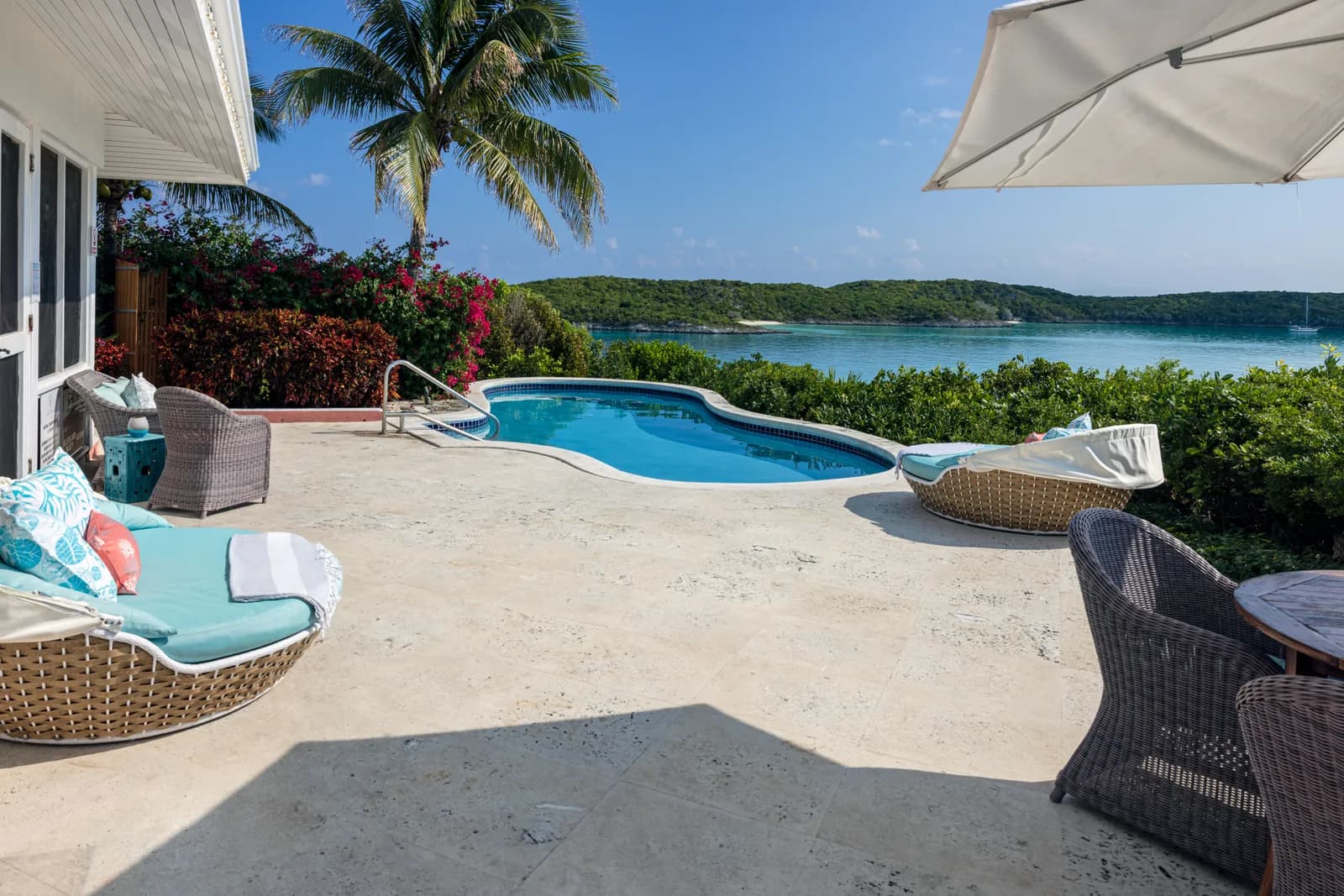 Pool mit Liegen und Blick über die Bucht
