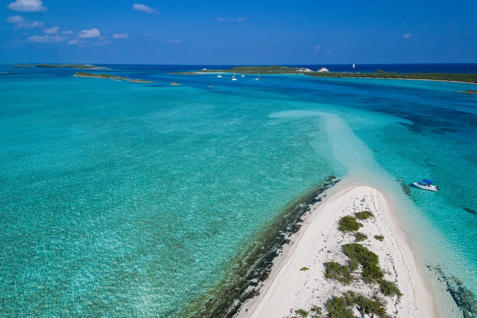 Sandbank im türkisen Wasser der Exumas
