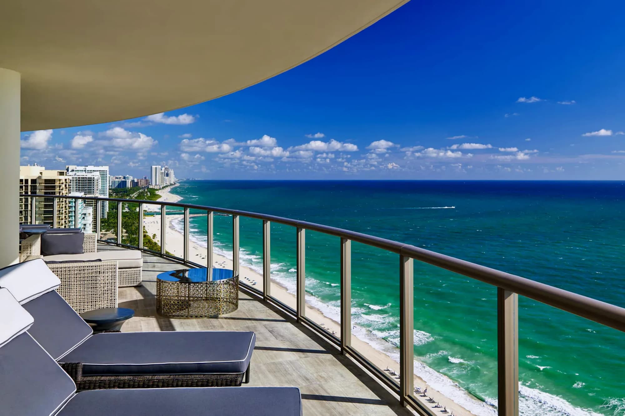 St. Regis Bal Harbour – Balkon mit Liegen über dem Strand