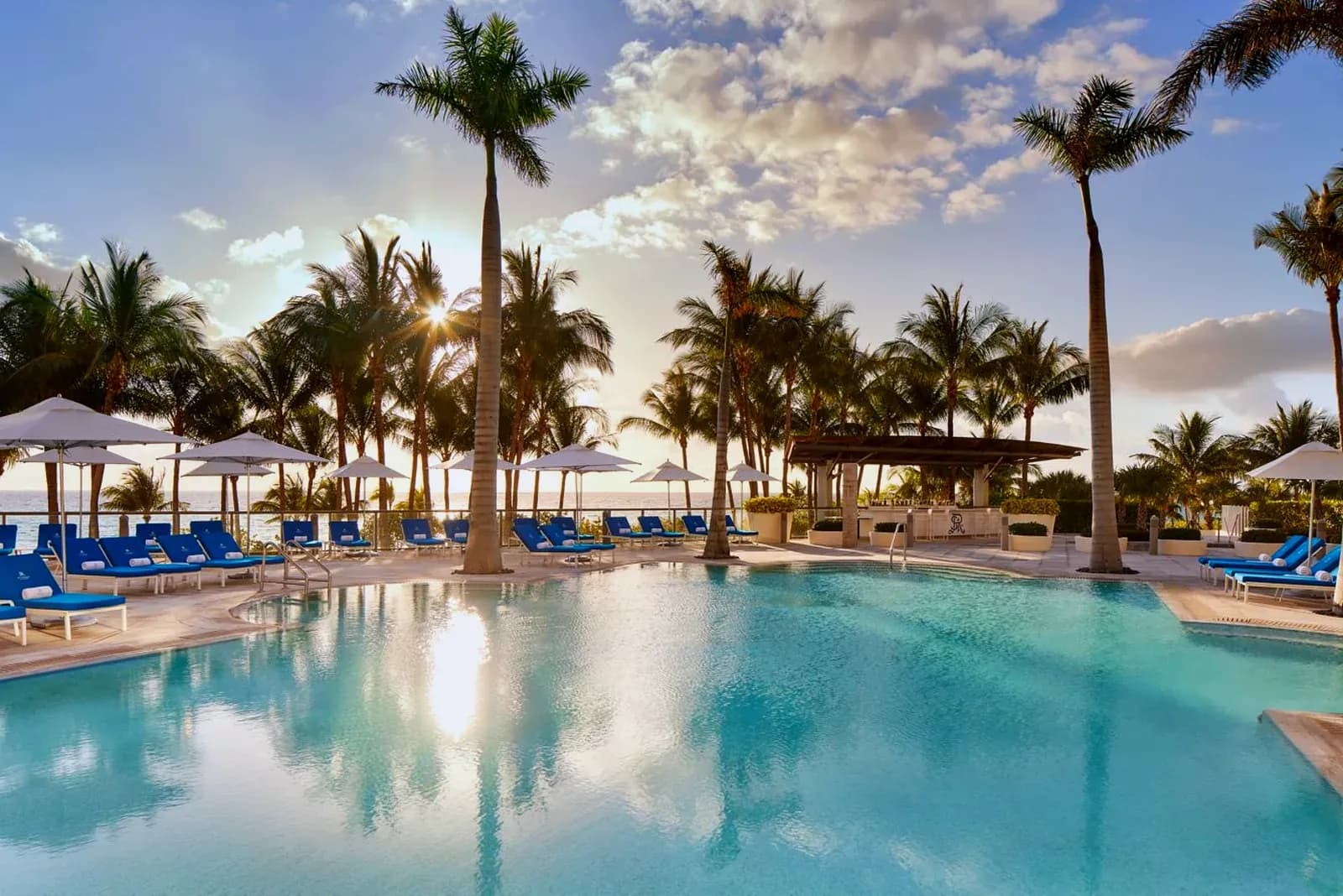 St. Regis Bal Harbour – Pool im Abendlicht