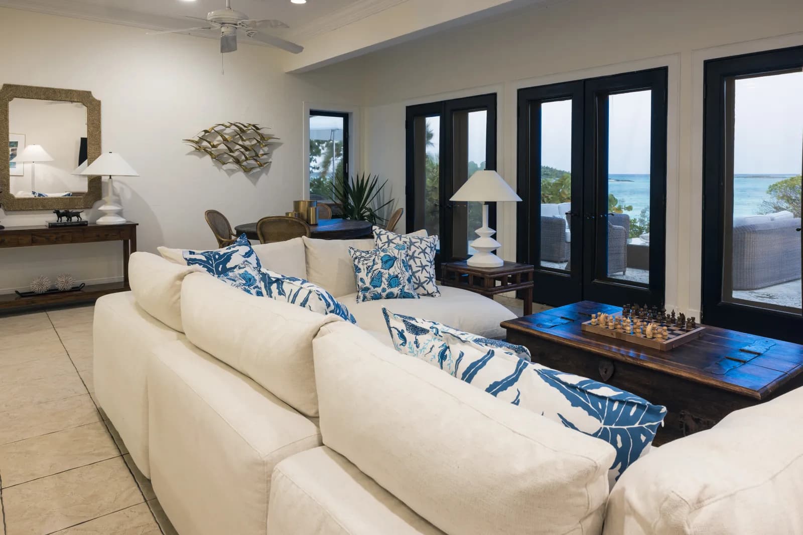 Villa Blue Moon – Wohnraum mit Blick über die Terrasse aufs Wasser