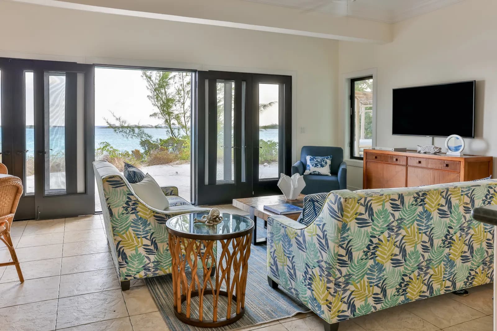 Villa Sweetwater – Wohnraum mit offenen Türen zum Strand