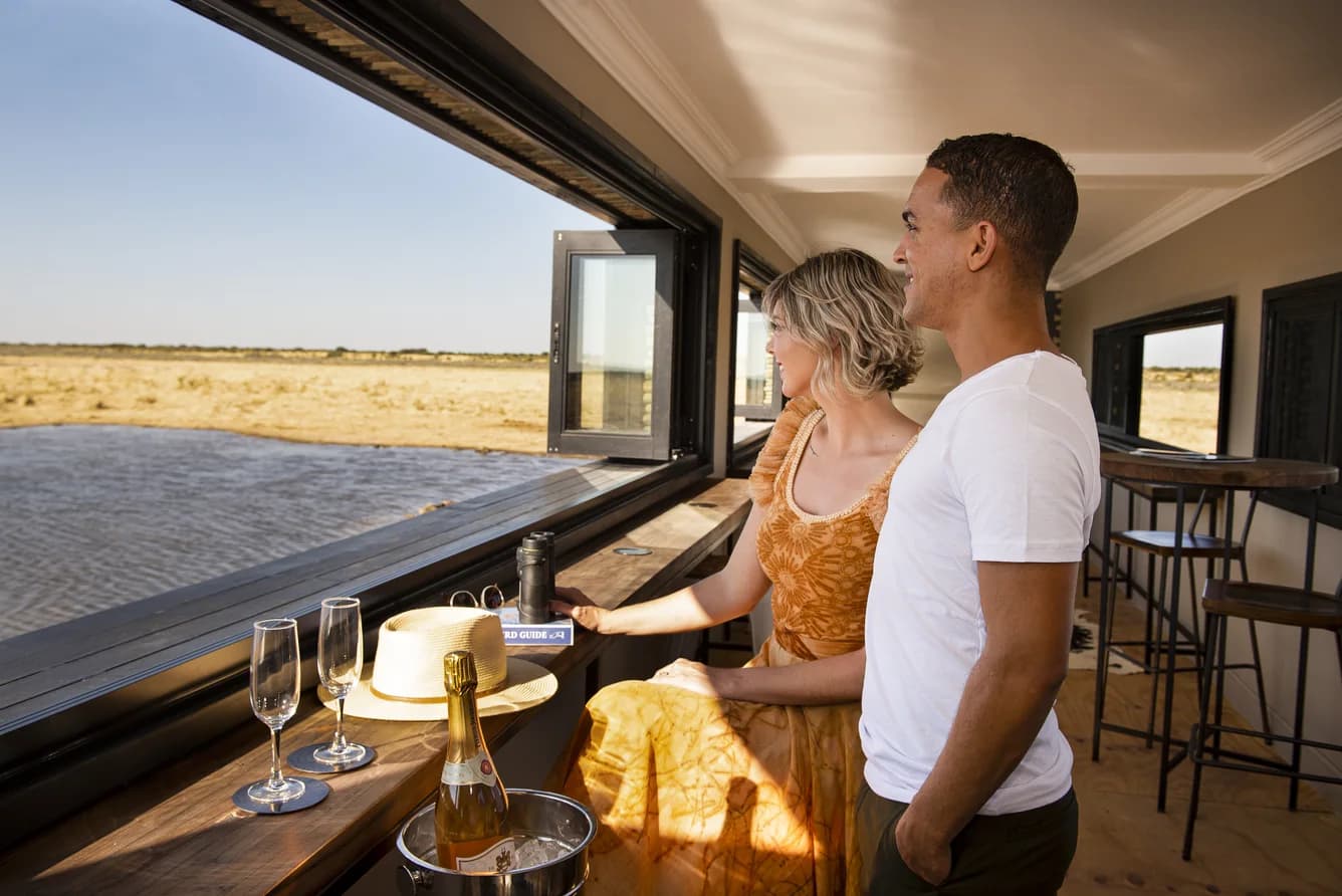 Elefantenherde am Wasserloch im Etosha