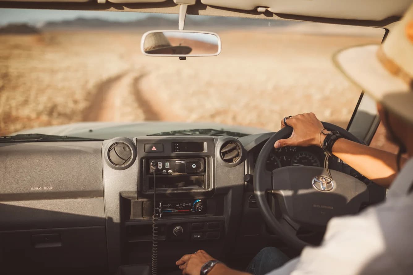 Fahrt über die Sandpiste zum Haus in der Wüste