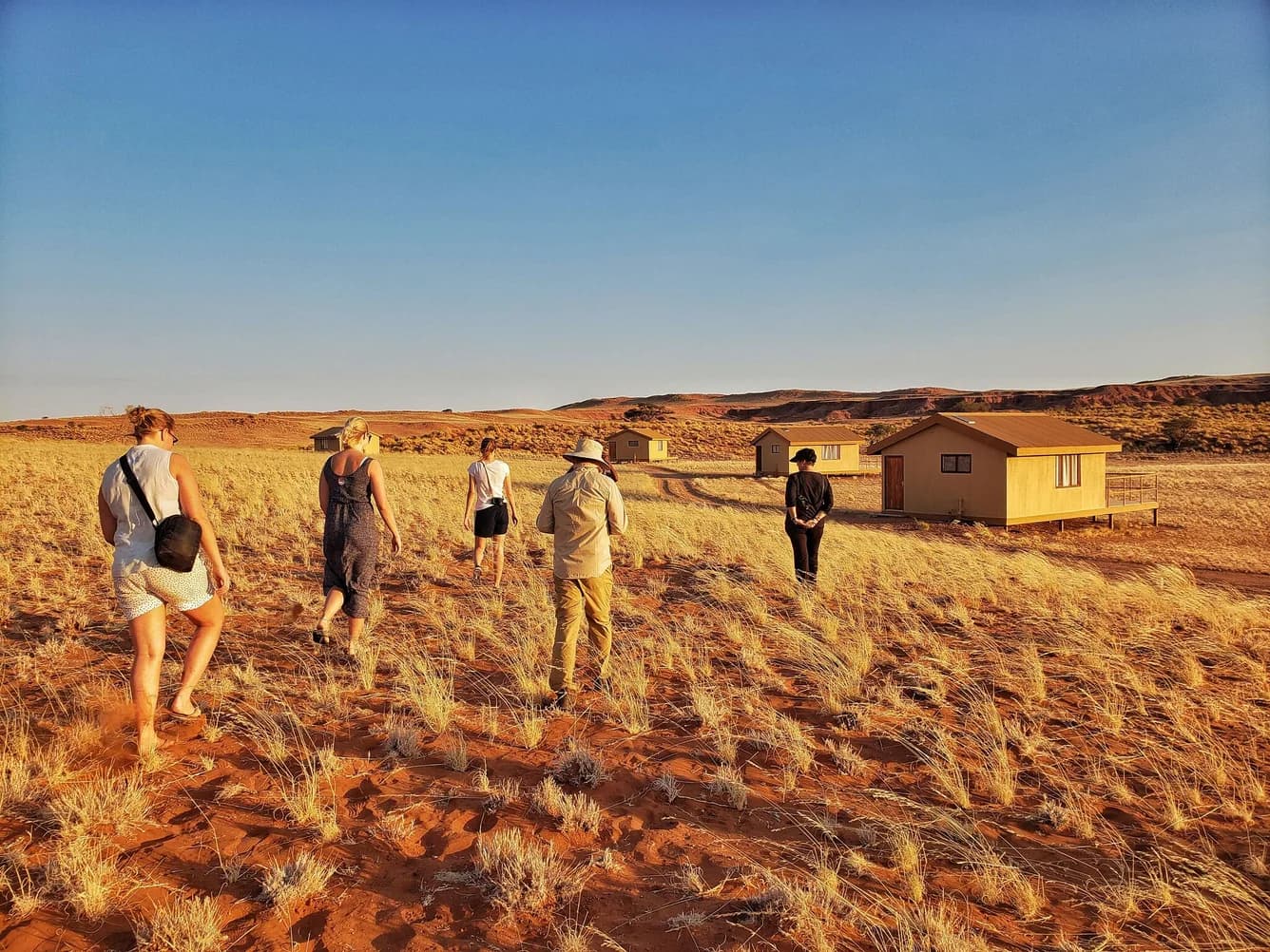 Zu Fuß durch die Dünen zu den Hütten des Camps
