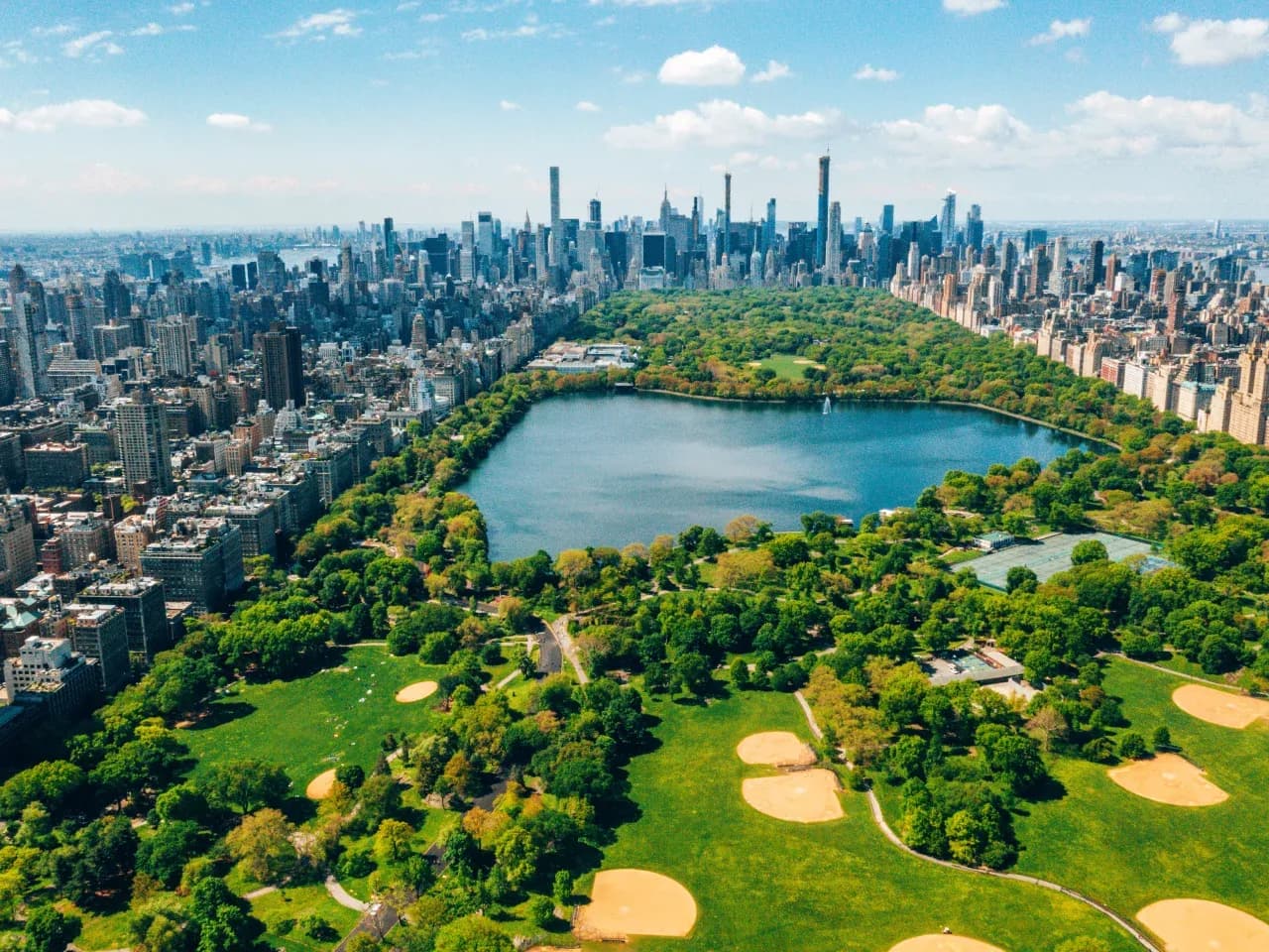 Der Central Park mit dem Reservoir von oben, dahinter Midtown Manhattan