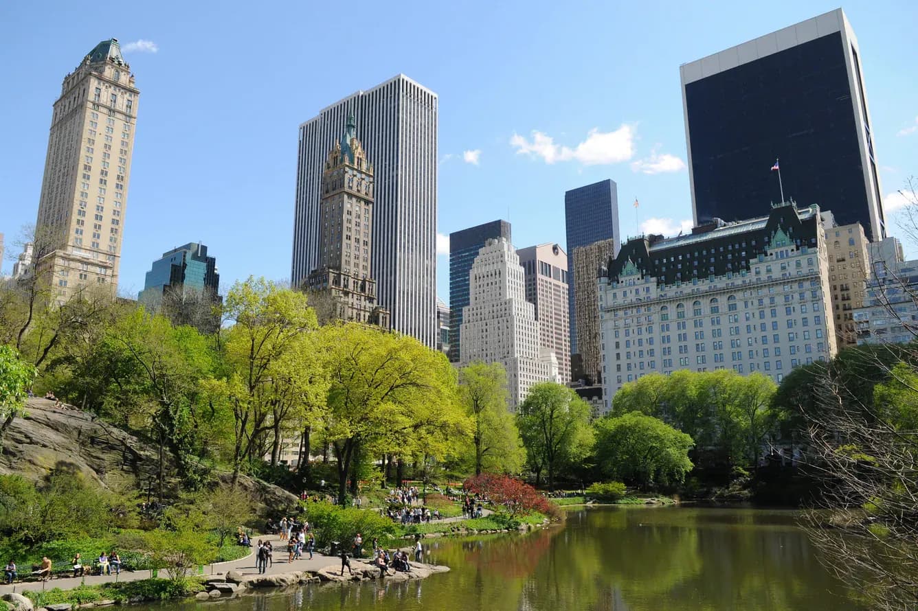 Frühling im Central Park, dahinter die Hochhäuser an der Fifth Avenue