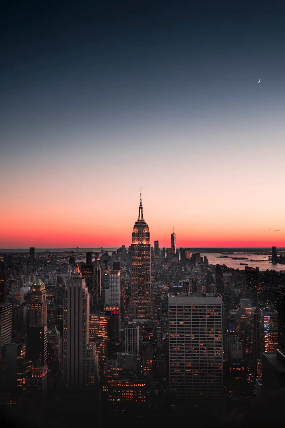 Das Empire State Building in der Abenddämmerung über Manhattan