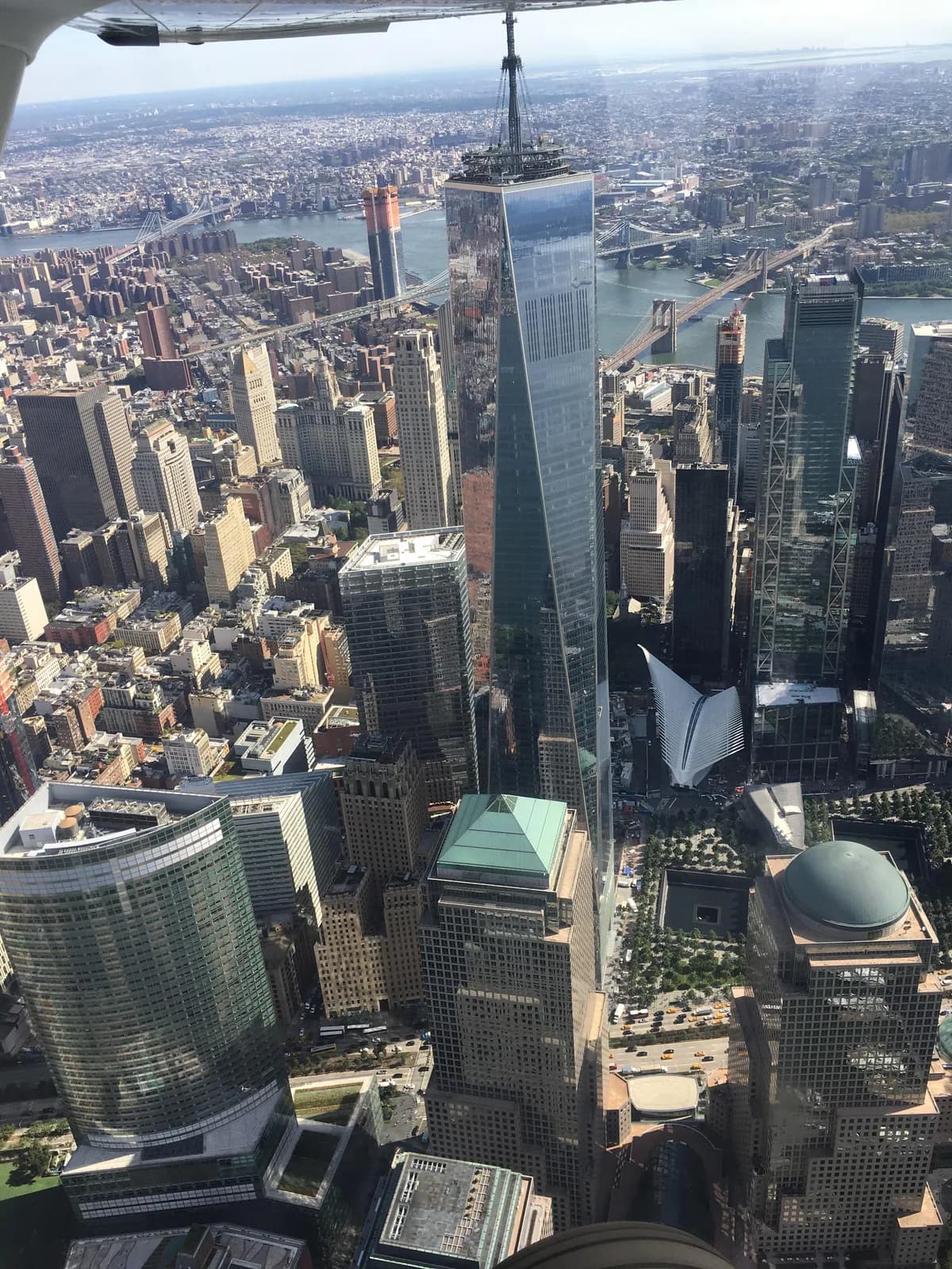 Lower Manhattan aus dem Cockpit mit dem One World Trade Center