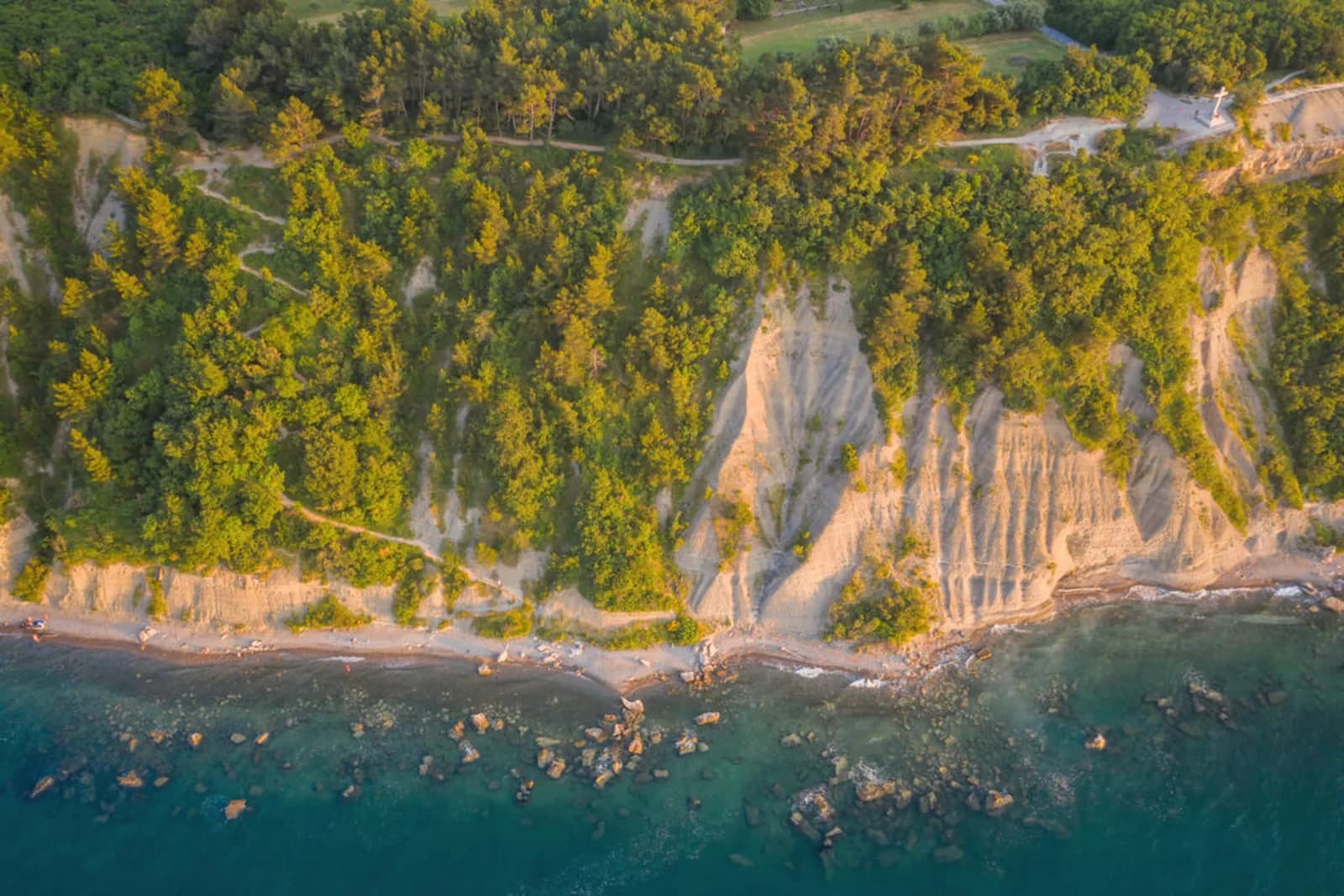 Wald und Felsen von oben Slowenien – Portorož