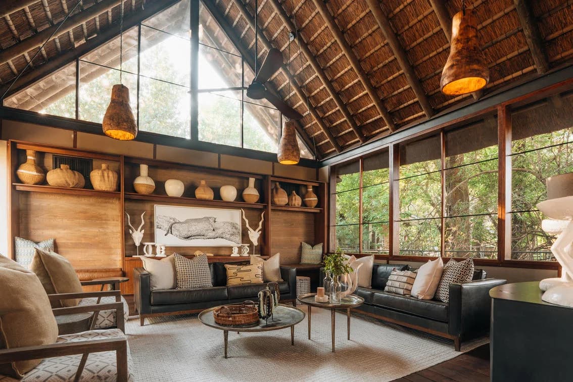 Chitabe Lodge – Lounge unter dem Reetdach