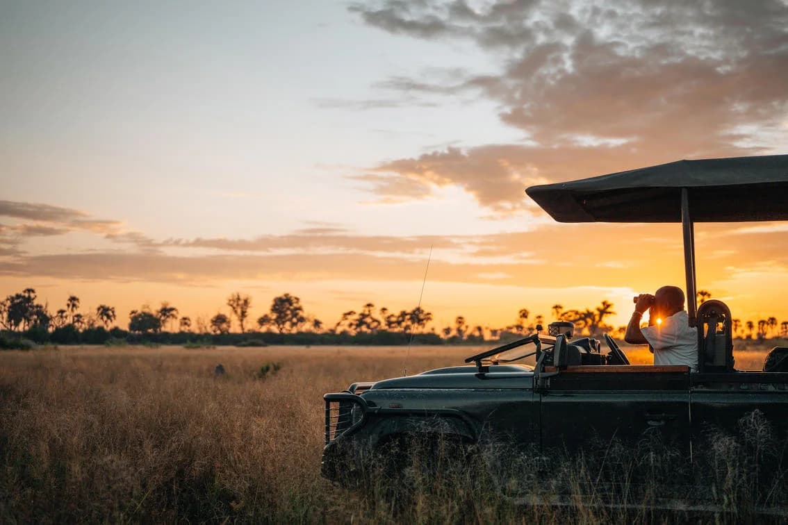 Chitabe Lodge – Safarifahrzeug in der Abendsonne