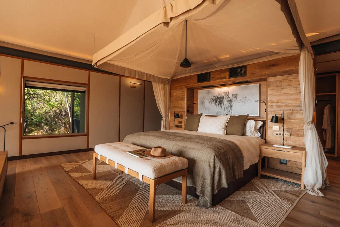 Chitabe Lodge – Zelt mit Bett und Blick in die Bäume