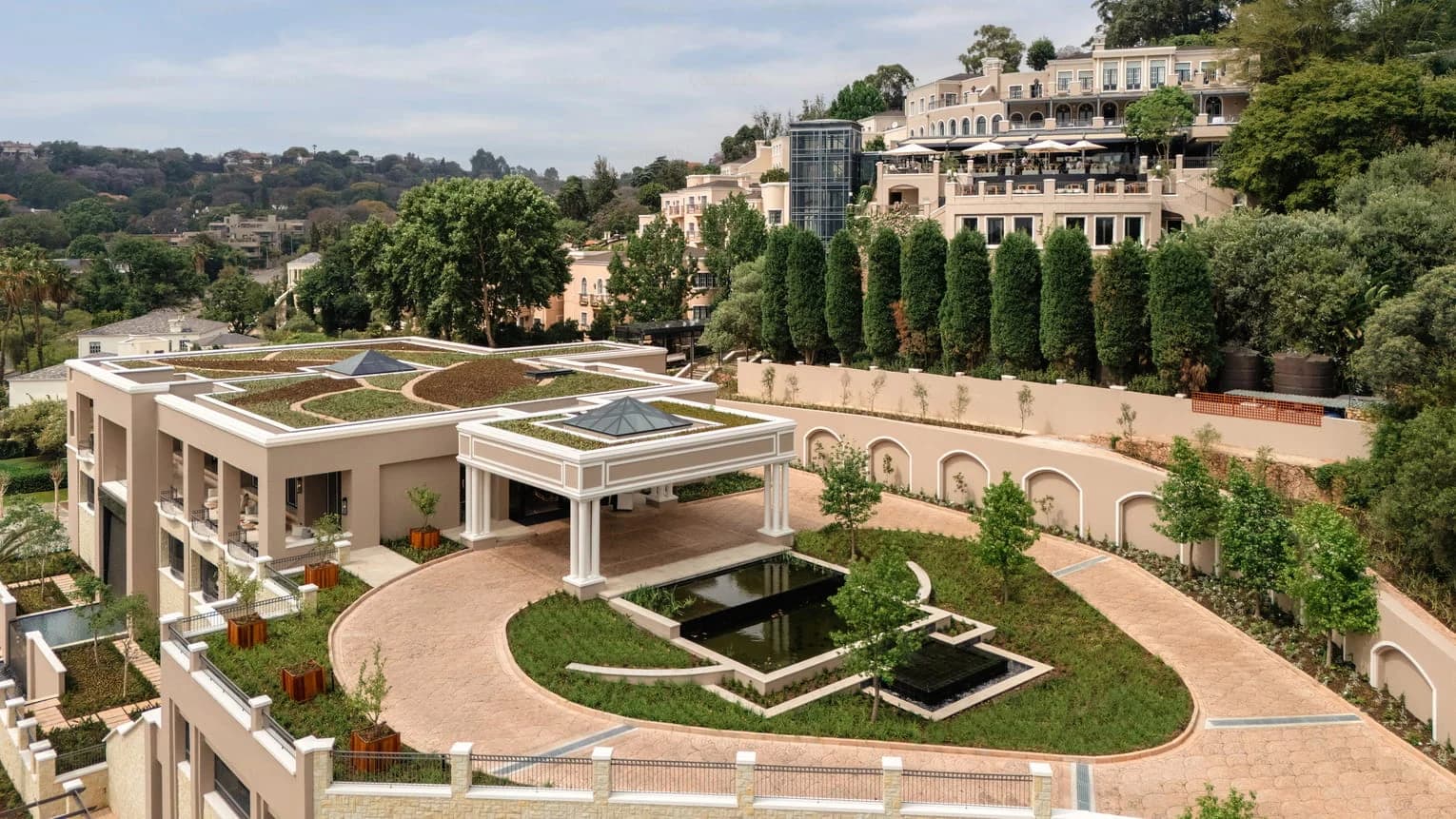 Das Four Seasons The Westcliff terrassenförmig am Hang über Johannesburg
