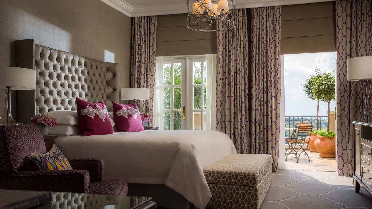 Four Seasons The Westcliff – Schlafzimmer einer Suite mit Terrassentür