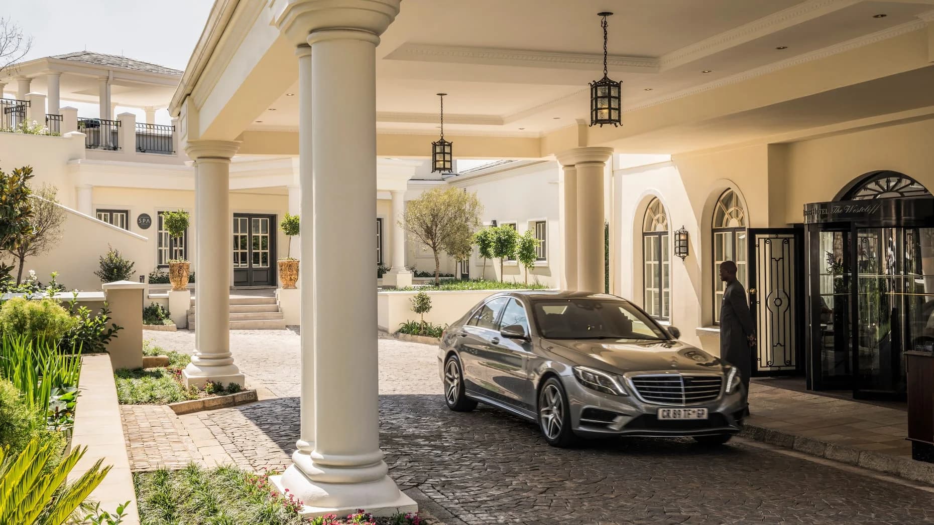 Four Seasons The Westcliff – Vorfahrt unter der Kolonnade