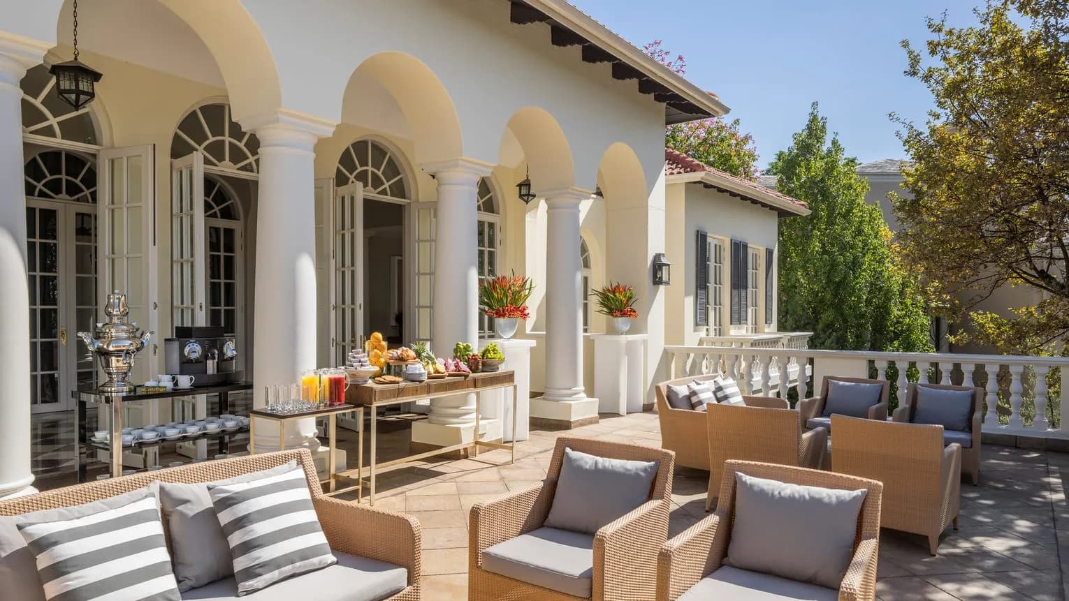 Terrasse des Four Seasons The Westcliff mit Blick über Johannesburg