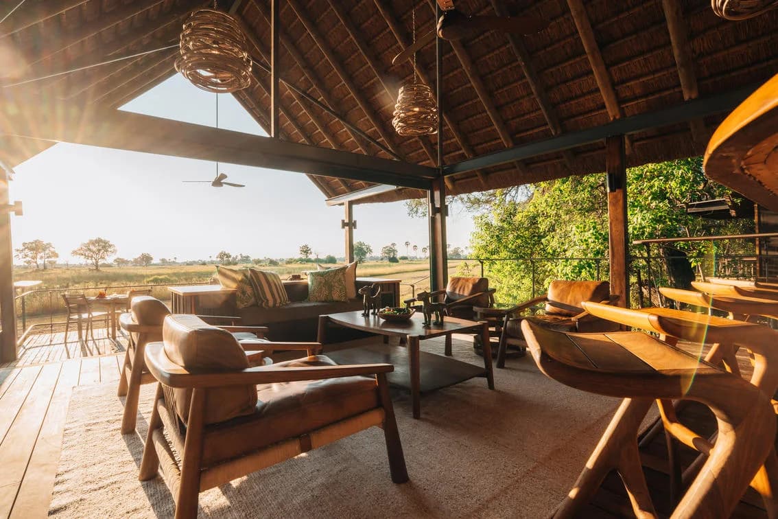 Chitabe Lodge – Terrasse auf Holzstegen über der Flutebene