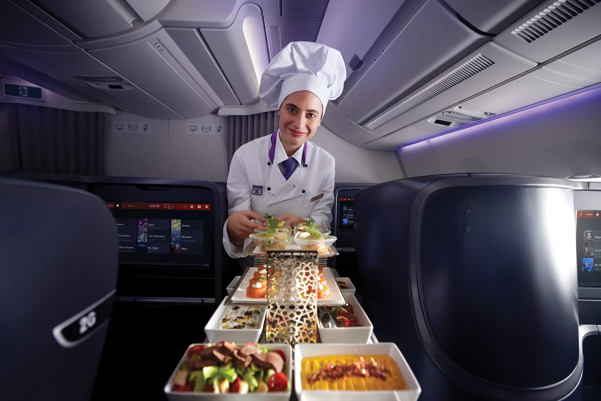 Chefkoch von Turkish Airlines beim Service an Bord