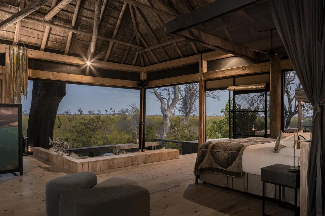 Vumbura Plains – Suite mit bodentiefen Fenstern