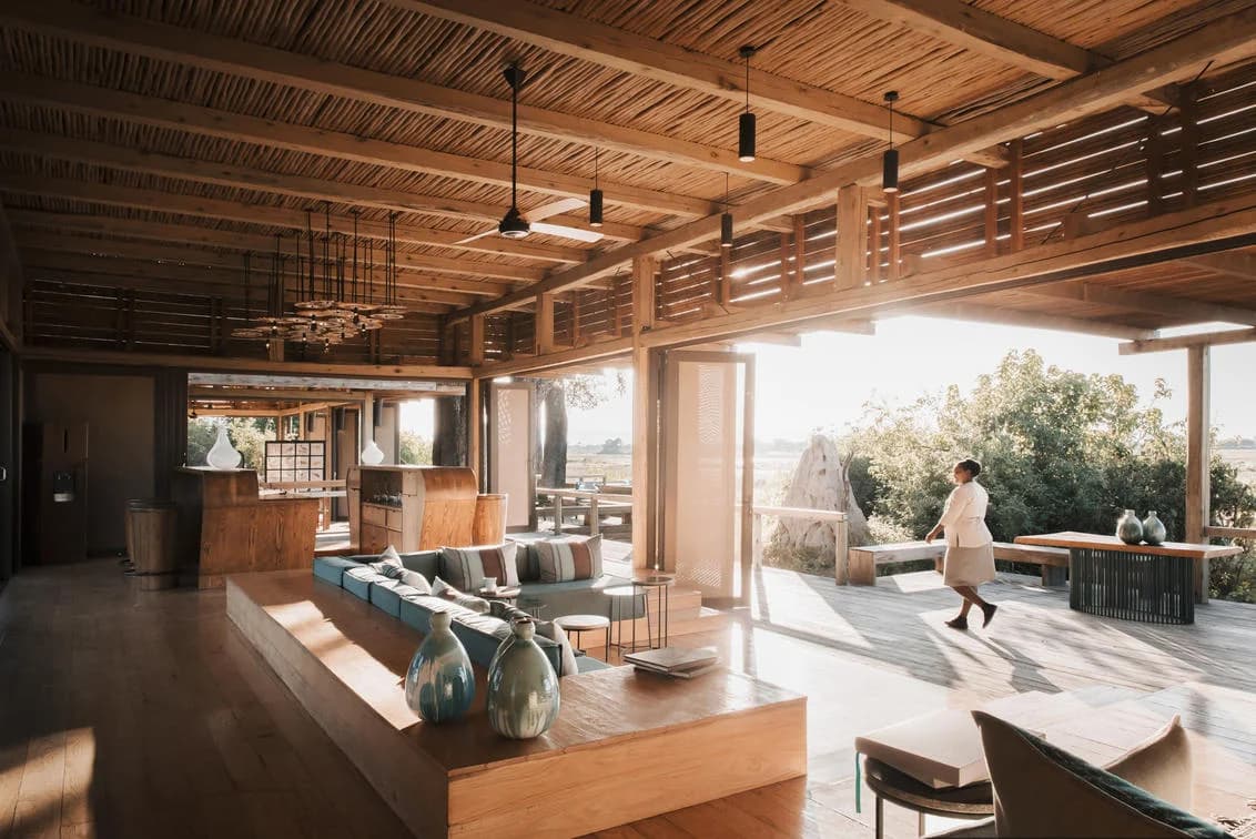 Vumbura Plains – Lounge mit Blick zum Pool